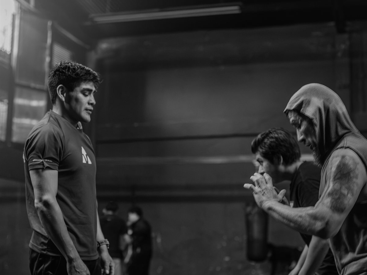 Bayo Oliva coaching a private boxing class